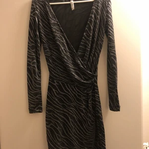 Nyårsklänning - En nyårsklänning aldrig andvänd. Då den är förstår för mig så säljer jag den nu. 