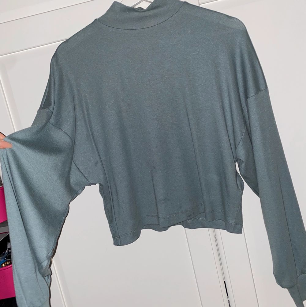 Grå/blå tröja med polokrage, jätte skönt material köptes från bikbok men stör mig allmänt på polokrage. Tröjor & Koftor.