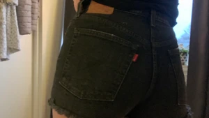 Levis  - Aldrig använt men tog bort prislappen så kan inte lämna tillbaka. Sitter bra och är högmidjade.