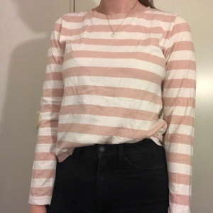 Randig tröja  - En mysig rosa-randig tröja! Använd 2 gånger.