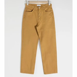 &Other stories - Säljer nu mina byxor från &otherstories då de nu blivit för små:/. Frakt är 79kr💞 De är raka i modellen, och sitter väldigt smickrande🙂 Köptes för 690kr.