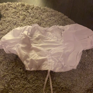 Vit kroppad topp - En jätte fin topp från Esmara i storlek 38/40 men väldigt liten i storlen och skulle passa 36 😁 aldrig andvänd så i bra skick. 