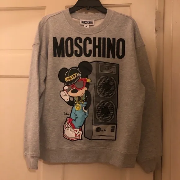 Säljer min sweatshirt från moschino för 250kr+ frakt💕 Säljer endast då jag inte använder den, så den är därför i fint skick. Storlek M men passar även S. Tröjor & Koftor.