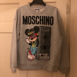 Moschino tröja - Säljer min sweatshirt från moschino för 250kr+ frakt💕 Säljer endast då jag inte använder den, så den är därför i fint skick. Storlek M men passar även S