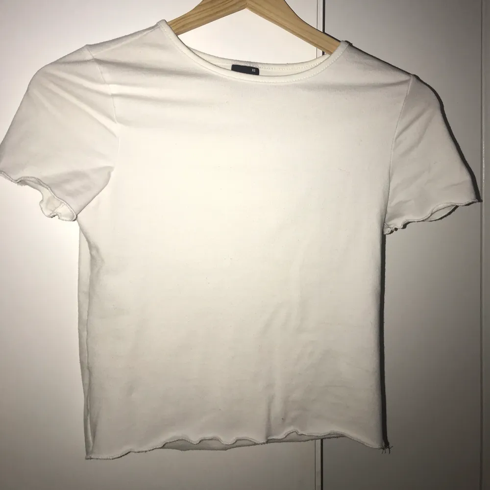 Säljer min jättegulliga vita t-shirt. Storlek XS. 60kr +frakt! 🥰 . T-shirts.