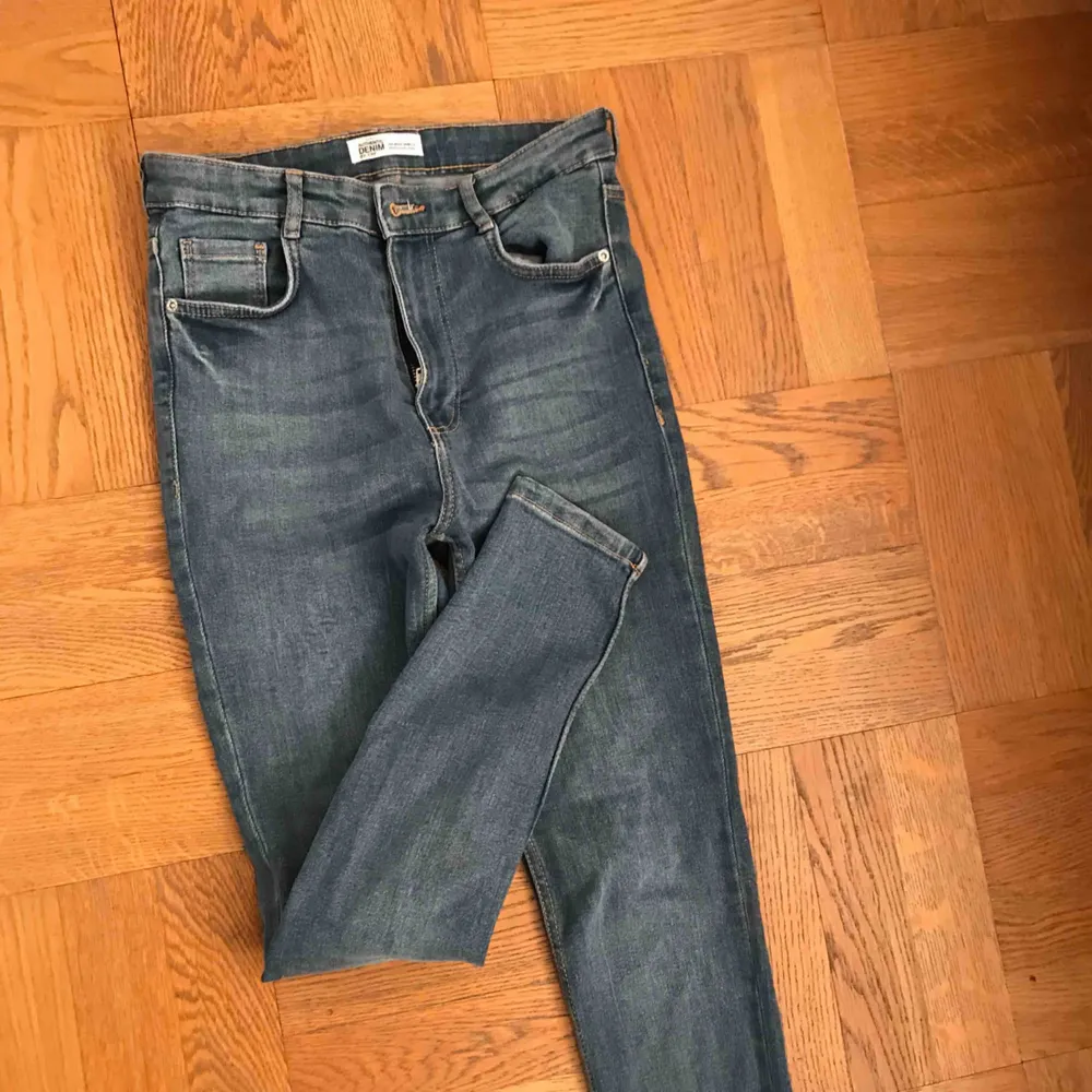 Höglidjade blå jeans från zara! Använda ca 2 ggr! 150kr inklusive frakt. Jeans & Byxor.