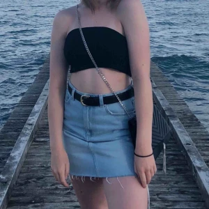  - Superfin jeanskjol från bikbok i ljusblå tvätt, endast använd ett fåtal gånger och i jättefint skick. Säljes då den tyvärr inte passar längre.