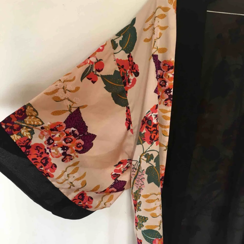 Somrig och bohemisk kimono med ett blommigt mönster!. Tröjor & Koftor.