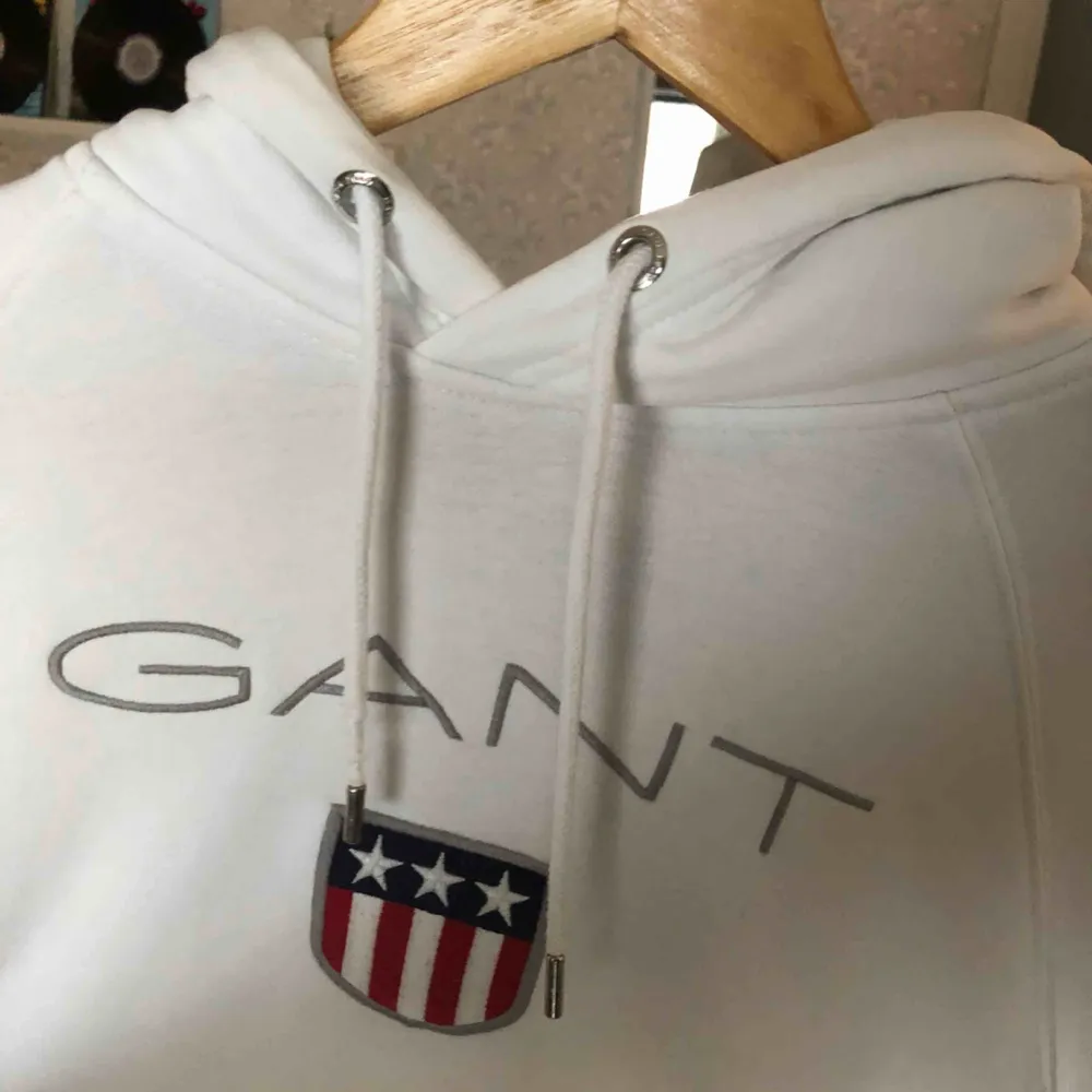 Så bekväm och stilren Gant hoodie i Storlek L, passar M bra med. 1100 nypris och i väldigt gott skick. Ena snöret är lite skadat, men det går att ta ut eller köpa nytt om det skulle vara till besvär.. Tröjor & Koftor.