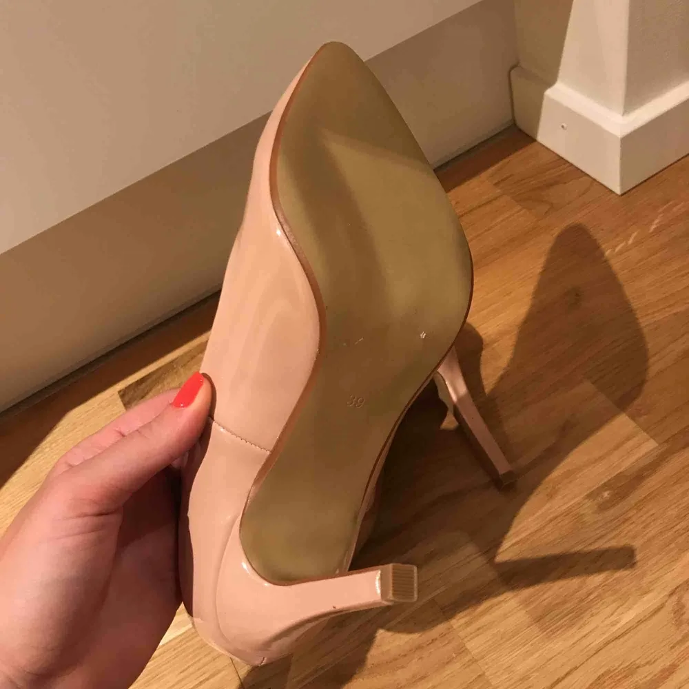 Beige/rosa lackerade pumps från ”head over heels, by Dune” Aldrig använda! Finns ett litet grått märke på höger sko, knappt märkbart, förmodligen fabriksskada, men inte så synligt. Skor.