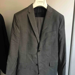  - Fräsch grå J.Lindeberg kostym i stl 50. Slim fit 