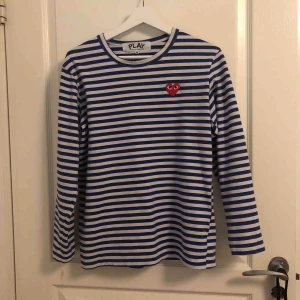  - En äkta cdg tröja, köpt begagnad på grailed men passade tyvärr inte. Jättebra kvalite. 🥰frakt tillkommer