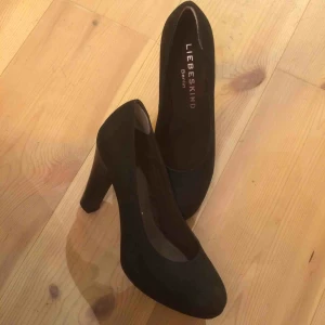  - Höga, snygga å välgjorda svarta klackar med träklack, passar till viket fin tillfälle som hällst