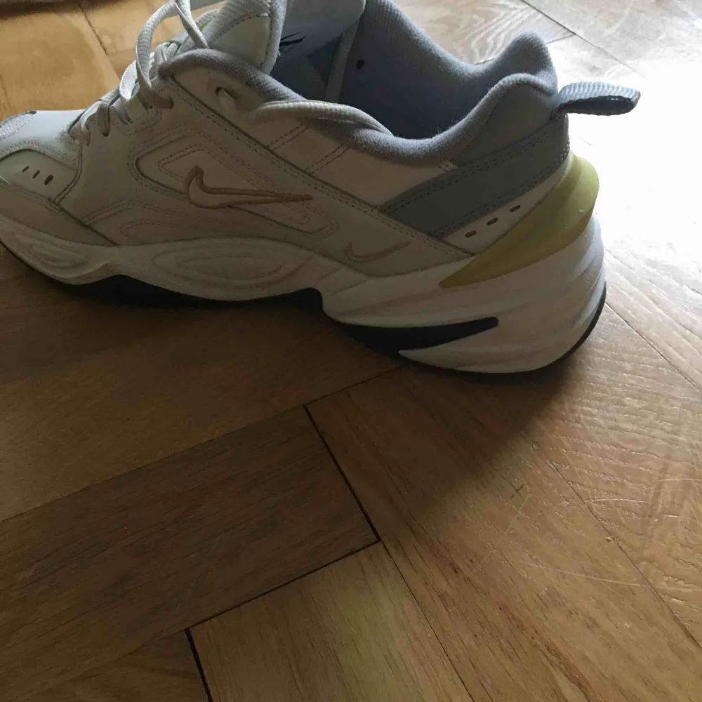 Säljer Nike M2K tekno, använda ett par fåtal ggr. Fint skick! . Skor.