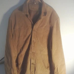  - Ljusbeige mockajacka  Mått: Höjd 75 cm Bredd 50 cm  Pris: 250 kr