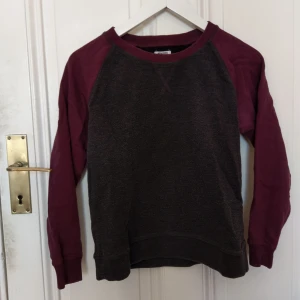  - Mörkgrå och vinröd tröja från Weekday i storlek S. Flitigt använd av mig men fortfarande i jättefint skick! Skulle säga att den vinröda färgen är lite dovare i verkligheten ✨ 74% bomull, 26% polyester   