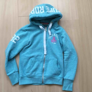  - Snygg munkjacka från Superdry 