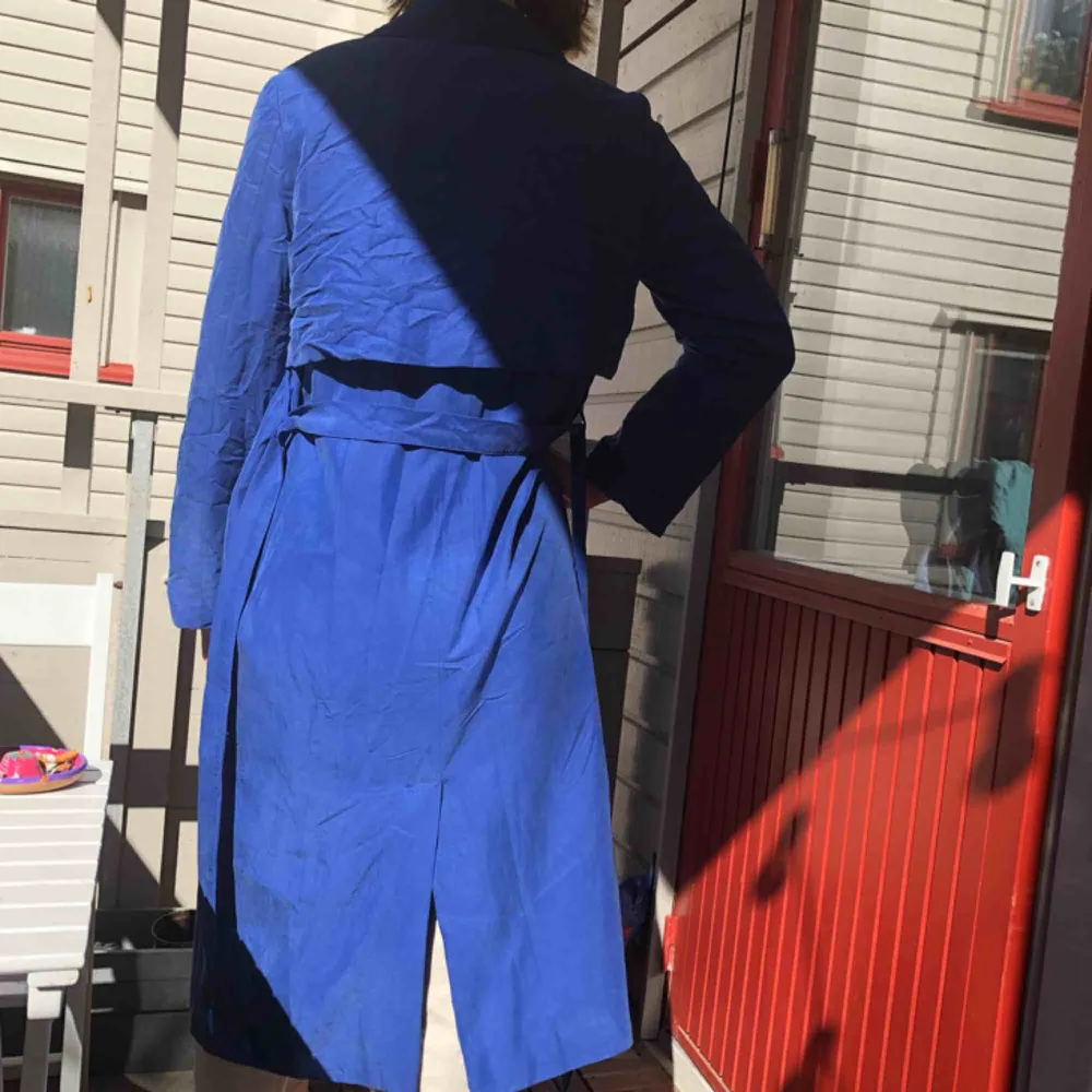 Kornblå kappa från Monki med fina detaljer!  Kan mötas upp i Göteborg eller frakta ☀️. Jackor.