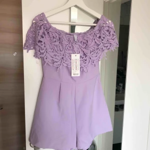  - Playsuit i lila färg, helt ny! Prislapp kvar! 