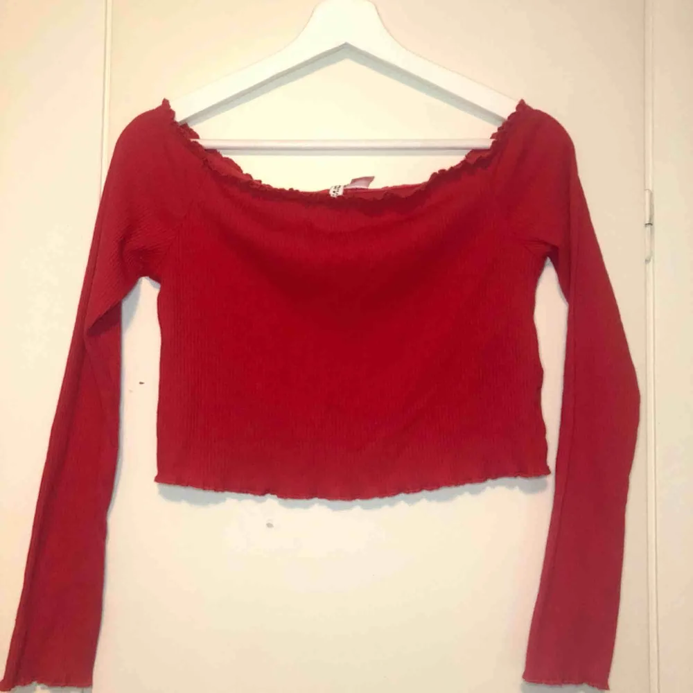 Röd off shoulder tröja från HM i storlek M! Nästan aldrig använd och köptes för 99kr i butik 😊  Kontakta mig vid intresse eller frågor! . Tröjor & Koftor.