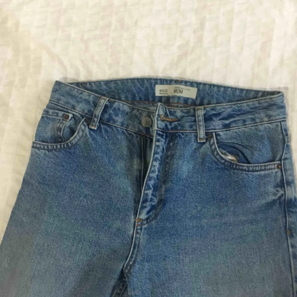 👖 Topshop MOM jeans (petite). W26 (66 cm) L28 (71 cm) 👖. Jeans & Byxor.