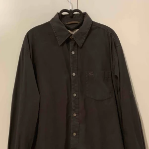 Skjorta - Herr skjorta, storlek S, fin skick, ingen fläck, Finns i Odenplan Stockholm. Kan skicka som vanlig brev,