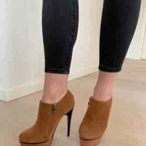  - Brown suede high heels Brand: Sergio Todzi Size: 37 Colour: brown with black sole  Some scratches on the shoes, but otherwise hardly worn.