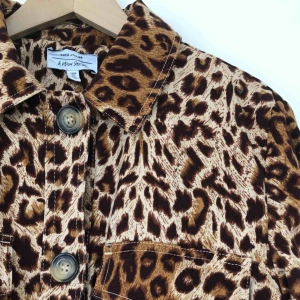  - Vårjacka i 100% bomull. Endast använd en gång pga fel storlek. Köparen står för evt frakt. 