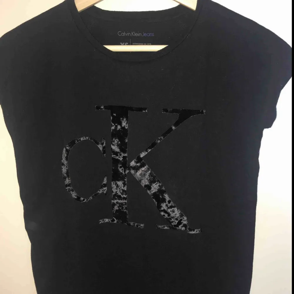 Jag säljer en T-shirt från ck. Stl: XS Nypris: 349 SEK Den kommer från ett djur och rökfritt hem.. T-shirts.