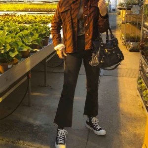  - Säljer dessa riktigt snygga mörkgråa kick flare jeans från Gina Tricot, använda 2 gånger. 