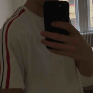  - En Weekday tröja, vit med tre ränder på axlarna i färg på röd o svart. Jättefint skick original pris på 450kr. Använt i ungefär 2-3 månader knappt frakt på 35kr