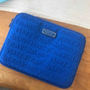  - Jättesnyggt äkta Marc Jacobs fodral. Använt max 5 gånger. Passar alla iPads men inga datorer. Jag säljer den för 300 kr inkl. frakt. Kan också mötas upp i Göteborg. 