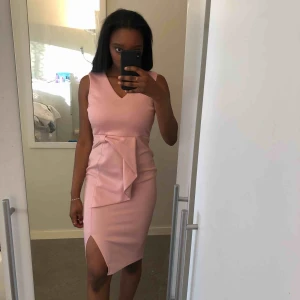  - rosa långklänning från boohoo, aldrig använd, prislapp finns kvar! Frakt tillkommer