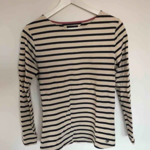  - En randig tröja från Tommy Hilfiger. 