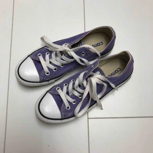  - Converse i fin lila färg. 23.5cm, storlek 37 men passar 38