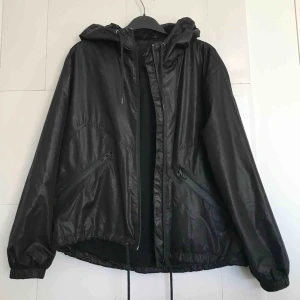 Bomberjacka från Monki! - Bomberjacka från Monki. Lackimiterat material! Snygg och skön passform!  Är större i storleken, mer än S än XS. Använd men fortfarande i ett bra skick! 100 kr med inkluderad frakt.