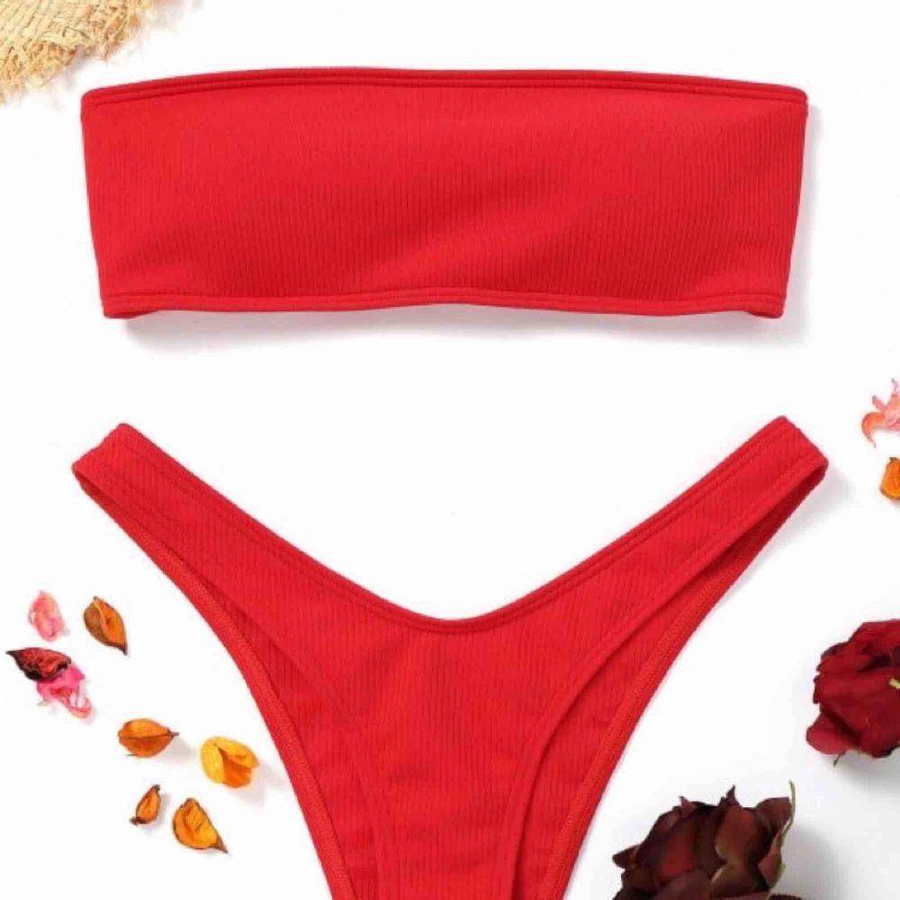 Populär röd bikini från Zaful i storlek M, men skulle mer säga att det är en S. Supersnygg, ser exakt ut som på bilden! Har använt den en gång men tycker inte jag passar i den. Den är självklart tvättad. Väldigt bra kvalitet!. Övrigt.