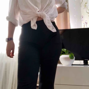  - Mörkgrå (nästan svarta) kostymbyxor med resår i midjan. Är stretchiga och sitter skönt på! Säljer för att jag har gått ner i storlek.