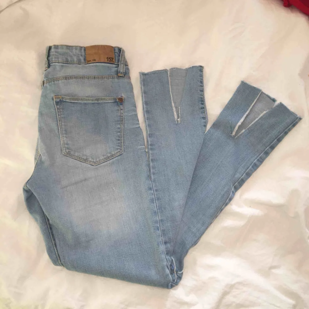 Snygga jeans med slitningar. Slitsar vid anklarna. Super fina och knappt använda. Har du några frågor eller vill ha fler bilder är det basa att skriva till mig 😊 Frakt betalar köparen.. Jeans & Byxor.