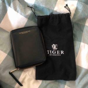 Äkta Tiger Of Sweden plånbok där man får plats med allt! Dustbag följer med :)  Pris är diskuterbart vid snabb affär! 