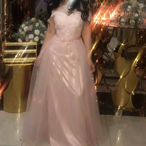  - Bal/festklänning som passar till större evenemang.  Klänningen är använd 1 gång och är i mycket bra skick, (några få stenar och pärlor som lossnat.)   Klänningen är i storlek 40 vilket motsvarar s/m (se bild för exakta mått)  Nypris: 1200 