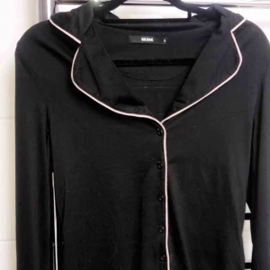  - Skön skjorta från bikbok. Frakten delas.