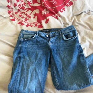  - 🥰frakt inräknat🥰 lite mörkare blå superfina jeans!! storlek 42 med lite stretch!! 