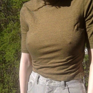  - En superfin tröja från Monki! Smal passform och snygg modell. Funkar bra nu till våren. Kan mötas upp i Malmö annars står köparen för frakten.