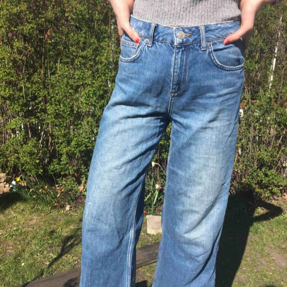 Snygga jeans från Urban Outfitters! Vida längst ut, flowy. W28 och L32. Byxorna är designade med ”rivmärken” på fickan där bak. Kan mötas upp i Malmö, annars står köparen för frakten.. Jeans & Byxor.
