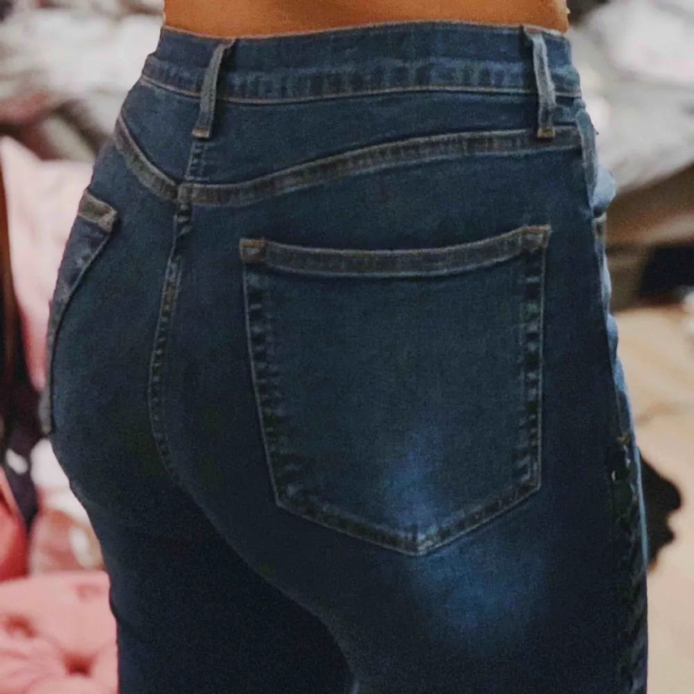 Blåa jeans med snörning på sidan, jättesnygga men passar inte mig riktigt så de används inte. Köparen står för frakt . Jeans & Byxor.