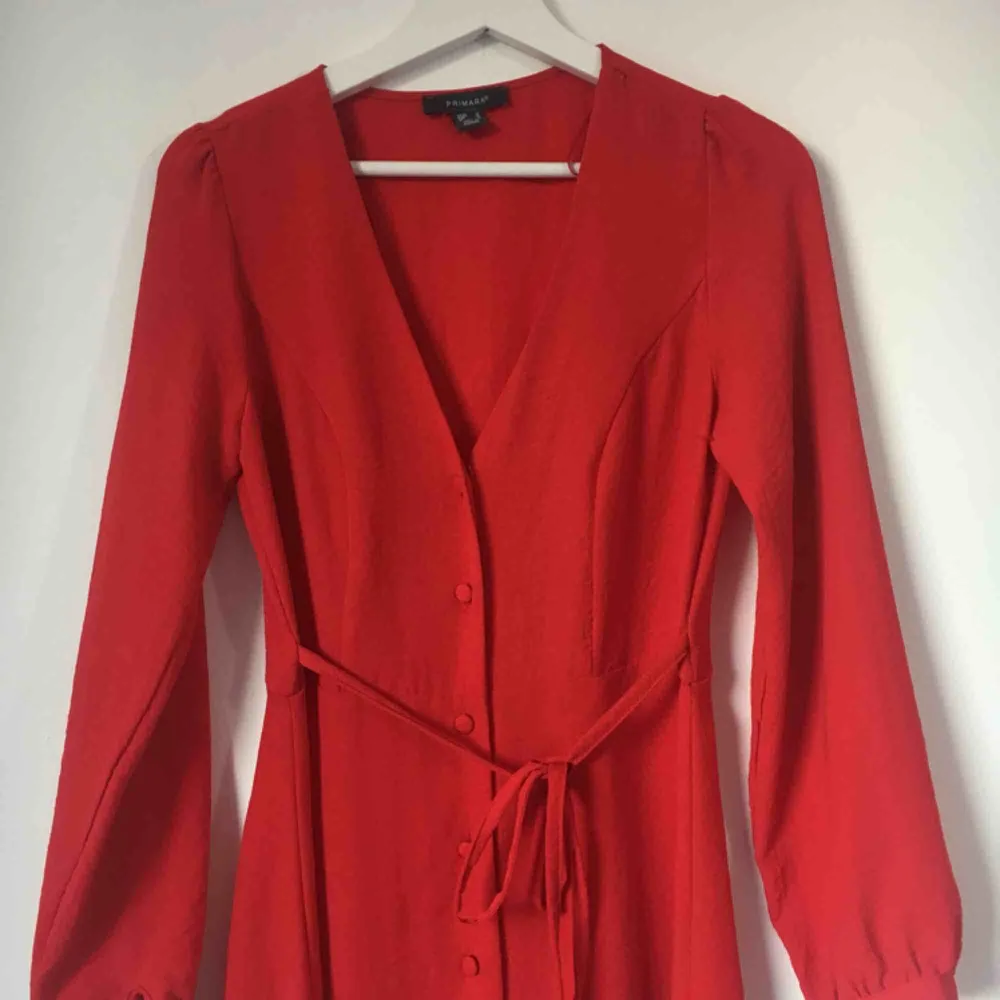 Ny klänning i charmig röd färg! Perfekt till sommaren eller semestern ❤️. Klänningar.