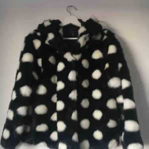  - GUESS nästan ny faux fur kort kappa! Super bad 🤩🔥