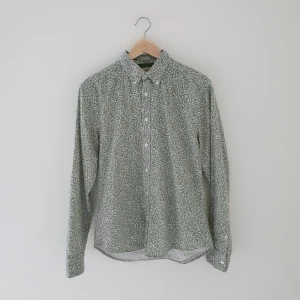  - Fin och skön skjorta inköpt på MQ. Märke East West, Storlek M (slim fit), känns som en liten M eller möjligen en S. Skjortan är i bra skick