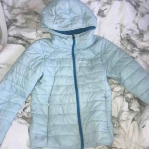  - Ljusblå dun jacka från Everest i storlek: 146/152 men skulle säga en XS! Fint skicka inga slitningar eller fläckar💕